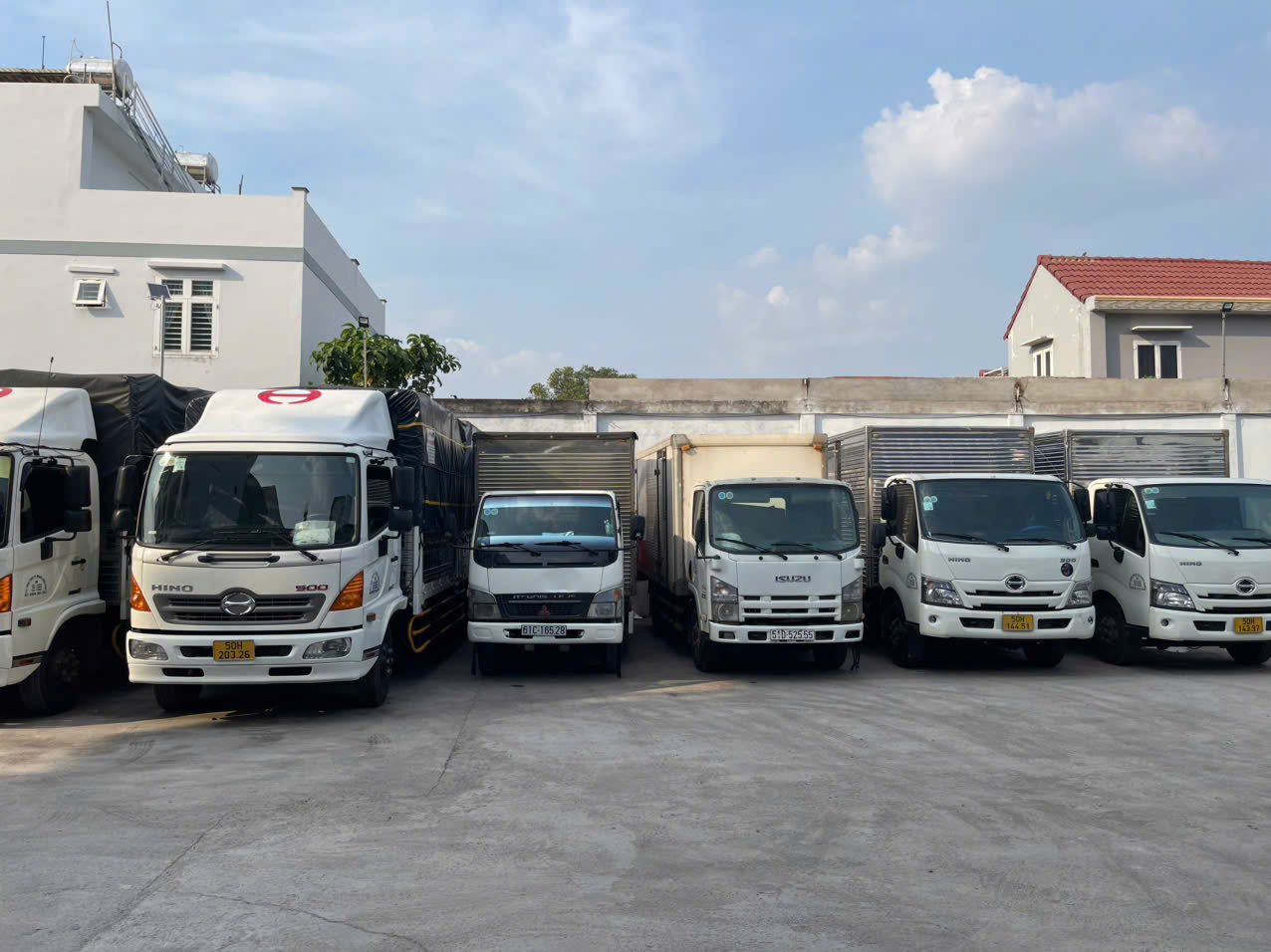 Xe tải xếp dỡ hàng tại kho trung chuyển