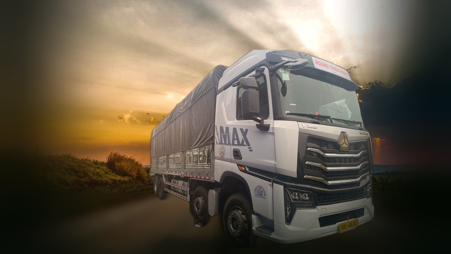 Xe tải Howo Max Hoàng Thiên Phúc trên cung đường hoàng hôn