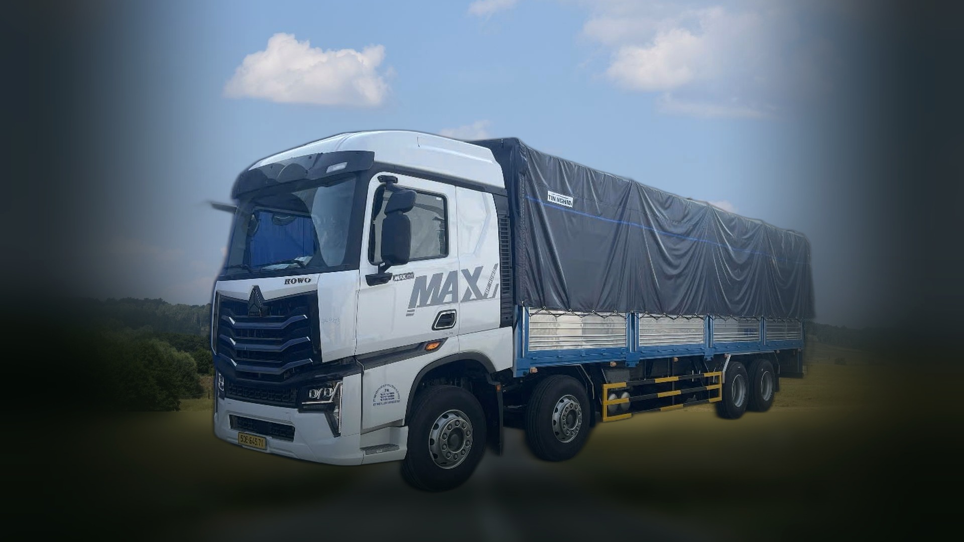 Xe tải Howo Max Hoàng Thiên Phúc chở hàng bạt phủ trên cung đường hoàng hôn
